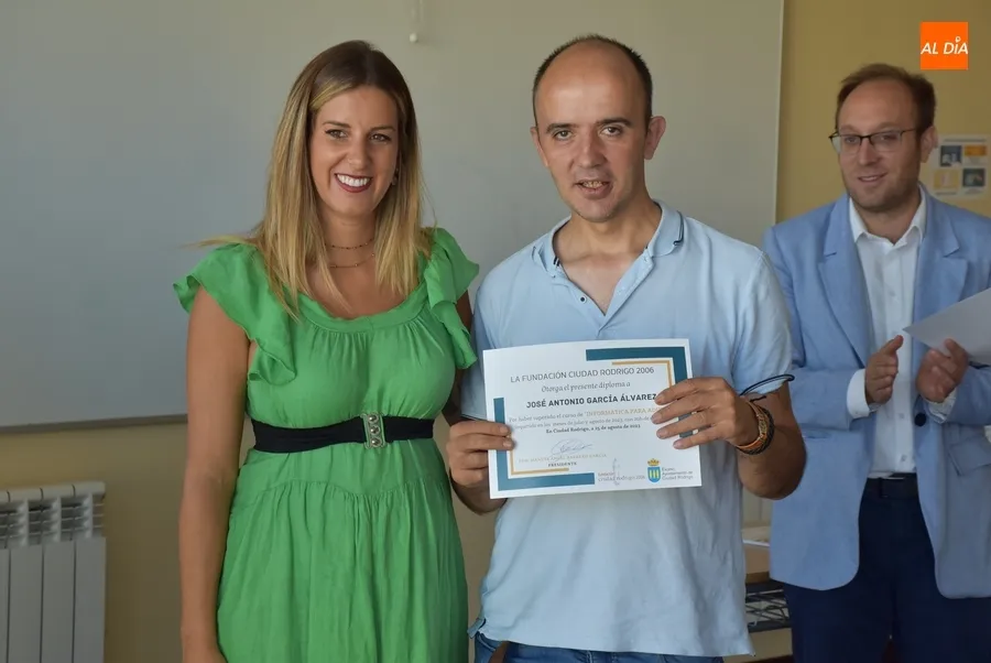 Foto 7 - Los 42 participantes en el Campamento de inform&aacute;tica de la Fundaci&oacute;n reciben sus diplomas