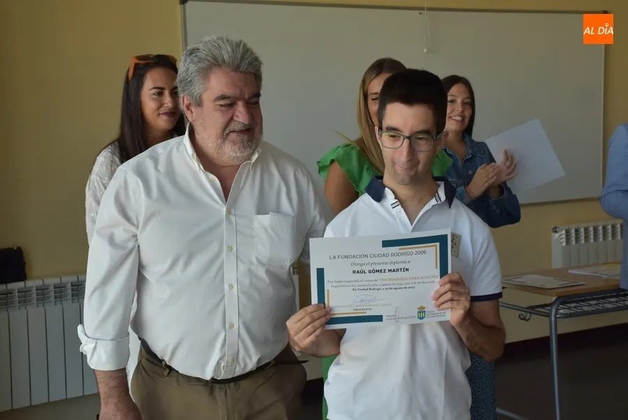 Foto 9 - Los 42 participantes en el Campamento de inform&aacute;tica de la Fundaci&oacute;n reciben sus diplomas