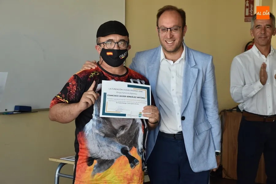 Foto 11 - Los 42 participantes en el Campamento de inform&aacute;tica de la Fundaci&oacute;n reciben sus diplomas