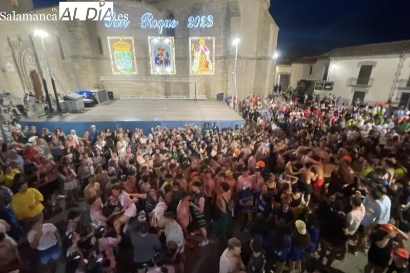 Foto 2 - Colorida y multitudinaria bienvenida a las fiestas de San Roque 2023 en Macotera