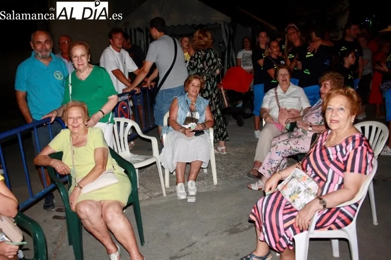 La zona de las carpas acogía una degustación de patatas meneás y un concurso Dj