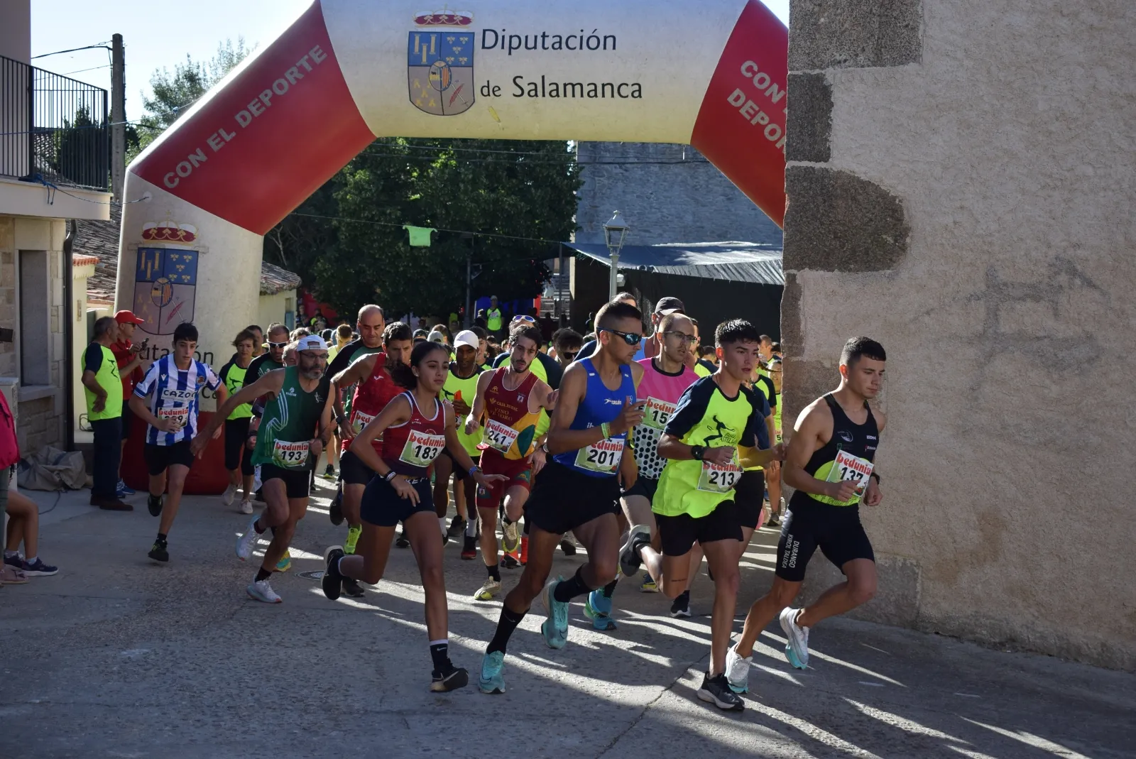 Foto 2 - Adri&aacute;n Moro y Andrea Ja&eacute;n, vencedores absolutos de la XI Legua Castellana de Monleras