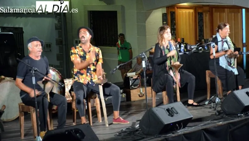 El grupo Mayalde actuó anoche en la plaza de la Barrera de Lumbrales