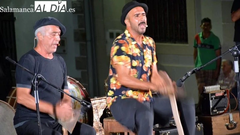 El grupo Mayalde actuó anoche en la plaza de la Barrera de Lumbrales