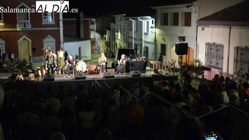 El grupo Mayalde actuó anoche en la plaza de la Barrera de Lumbrales