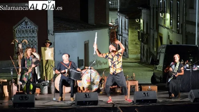 El grupo Mayalde actuó anoche en la plaza de la Barrera de Lumbrales
