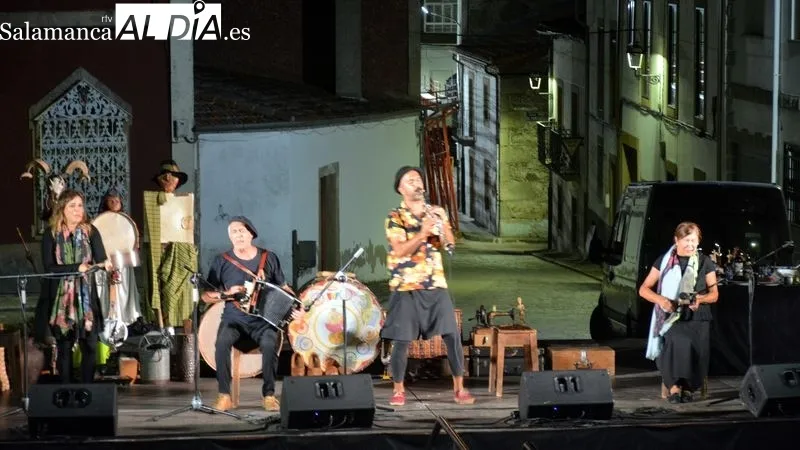 El grupo Mayalde actuó anoche en la plaza de la Barrera de Lumbrales