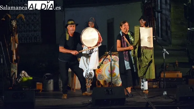 El grupo Mayalde actuó anoche en la plaza de la Barrera de Lumbrales