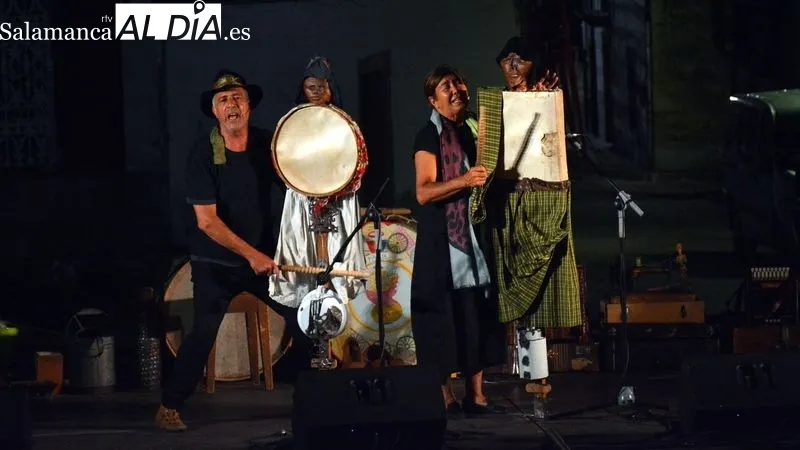 El grupo Mayalde actuó anoche en la plaza de la Barrera de Lumbrales