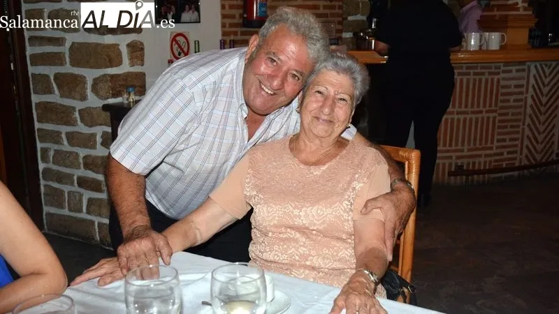 La pareja homenajeada recibió sendas placas de manos de la directiva de la asociación