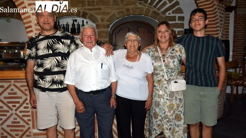 La pareja homenajeada recibió sendas placas de manos de la directiva de la asociación