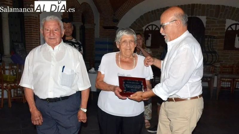 La pareja homenajeada recibió sendas placas de manos de la directiva de la asociación