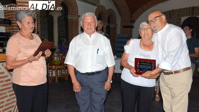 La pareja homenajeada recibió sendas placas de manos de la directiva de la asociación