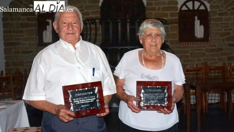 La pareja homenajeada recibió sendas placas de manos de la directiva de la asociación