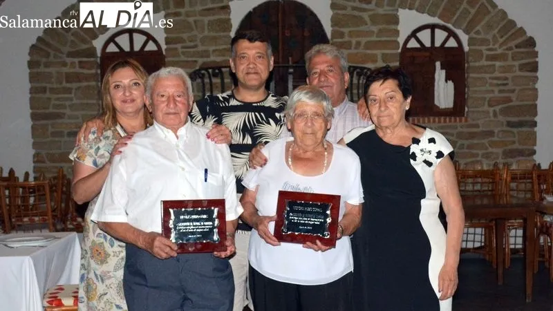 La pareja homenajeada recibió sendas placas de manos de la directiva de la asociación