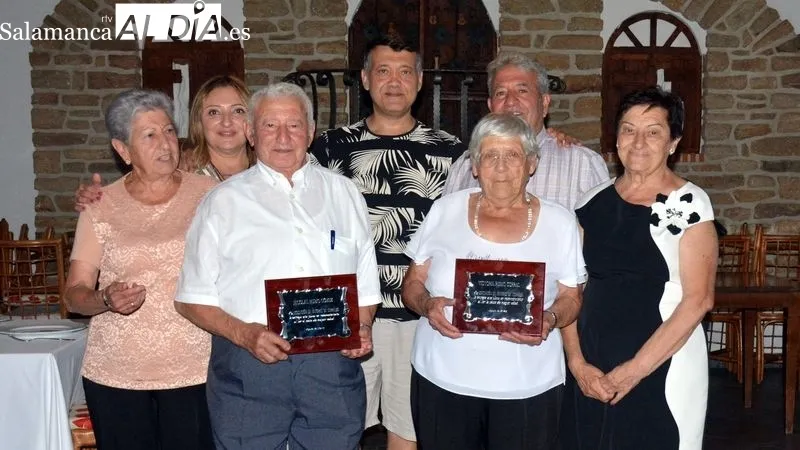 La pareja homenajeada recibió sendas placas de manos de la directiva de la asociación
