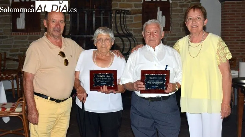 La pareja homenajeada recibió sendas placas de manos de la directiva de la asociación