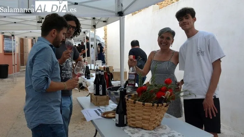 Los visitantes de la feria pudieron catar los diferentes vinos de cada bodega