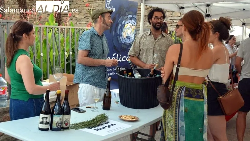 Los visitantes de la feria pudieron catar los diferentes vinos de cada bodega