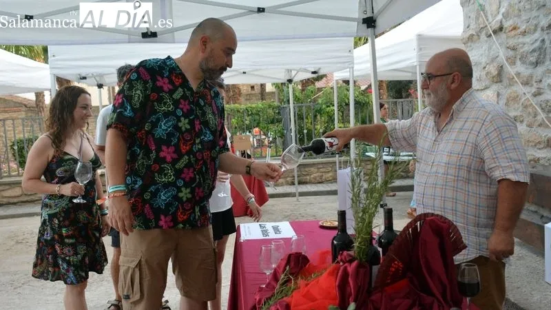 Los visitantes de la feria pudieron catar los diferentes vinos de cada bodega