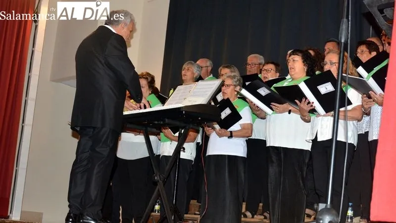 Foto 10 - Adela Villoria resalta las peculiaridades del pueblo de Lumbrales en el preg&oacute;n de las fiestas del 2023