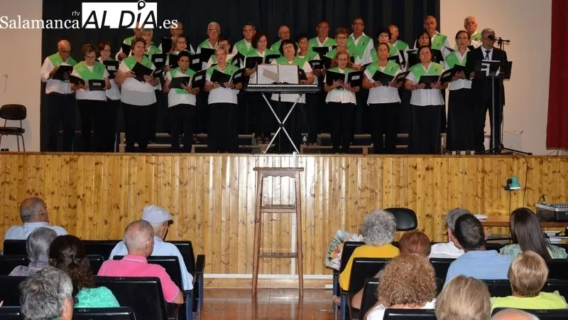 Foto 6 - Adela Villoria resalta las peculiaridades del pueblo de Lumbrales en el preg&oacute;n de las fiestas del 2023