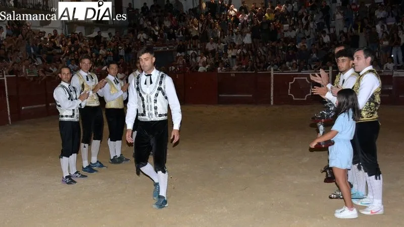 Los recortadores ofrecieron un vistoso espectáculo en el coso taurino 