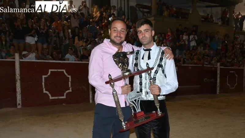 Los recortadores ofrecieron un vistoso espectáculo en el coso taurino 