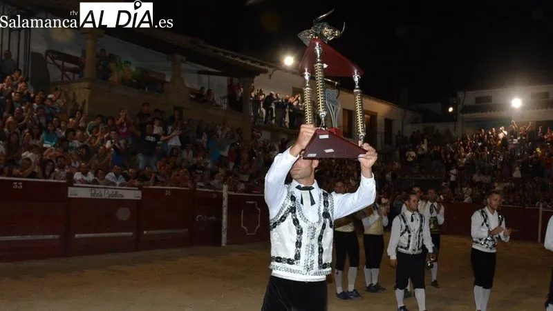 Los recortadores ofrecieron un vistoso espectáculo en el coso taurino 