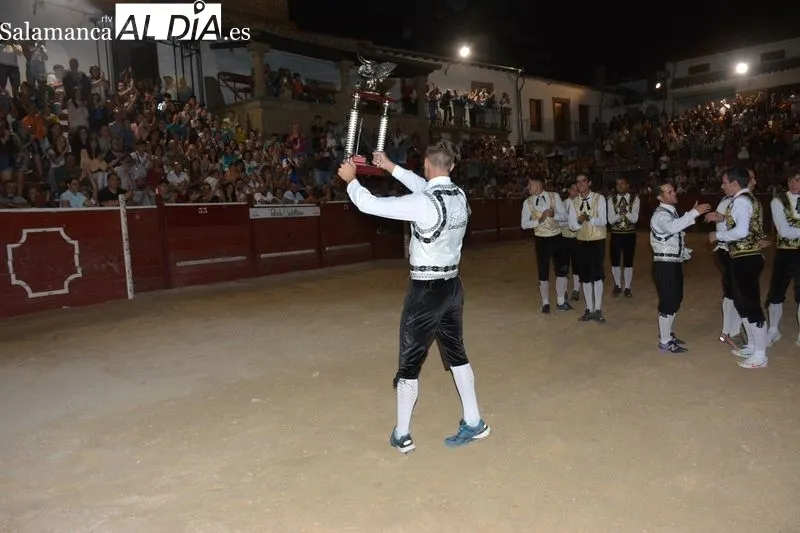 Los recortadores ofrecieron un vistoso espectáculo en el coso taurino 