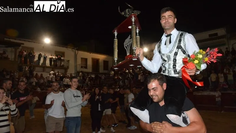 Los recortadores ofrecieron un vistoso espectáculo en el coso taurino 