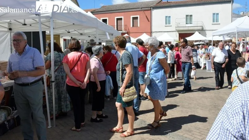 Foto 8 - Lumbrales vive una animada despedida de fiestas con la Feria Hort&iacute;cola y una comida popular