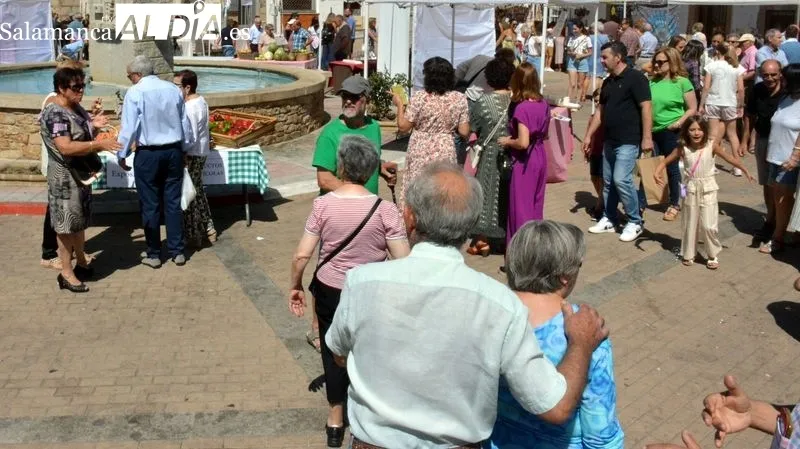 Foto 6 - Lumbrales vive una animada despedida de fiestas con la Feria Hort&iacute;cola y una comida popular