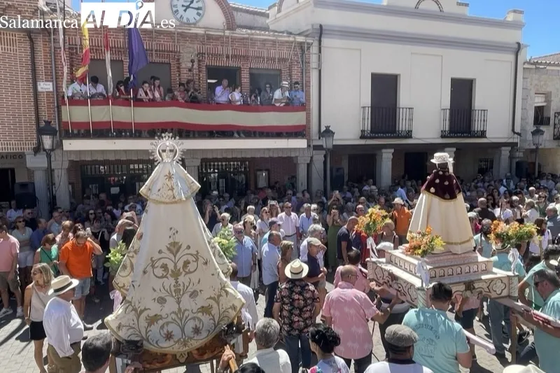 Foto 4 - Una multitud de personas baila al son de la charrada en honor a San Roque en su hist&oacute;rica procesi&oacute;n