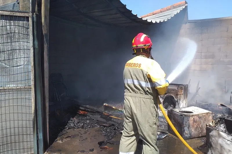 Los Bomberos de Peñaranda sofocan un incendio en Palaciosrubios