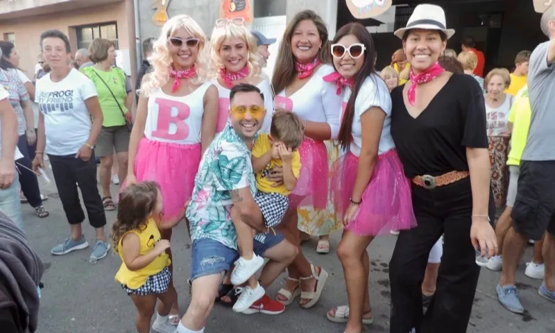 Las peñas de Aldearrubia protagonizaban un animado desfile. Fotos Marisa Rodero 