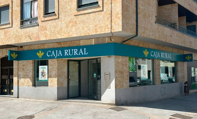 Caja Rural estrena oficina en Villares de la Reina 