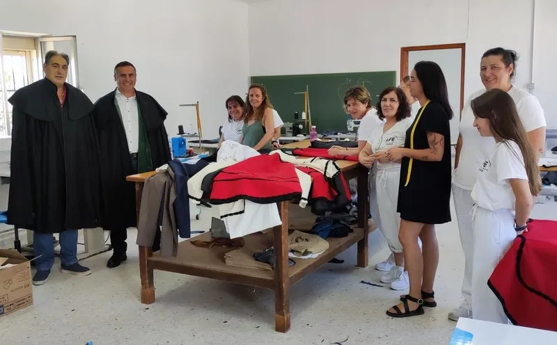 El diputado de empleo y desarrollo rural, Antonio Labrador, junto con el alcalde de Cristóbal, Antonio Luengo, ha visitado estos días a las 8 mujeres