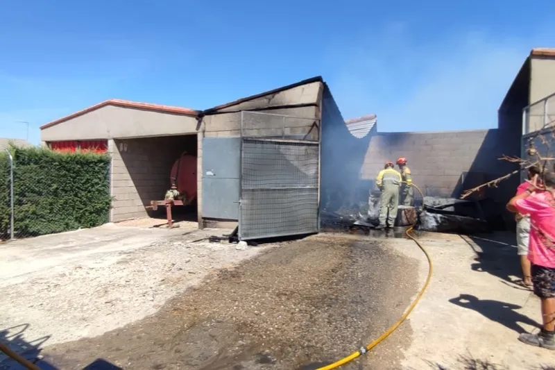 Foto 5 - Extinguido un potente incendio declarado en el Punto Limpio de Palaciosrubios 