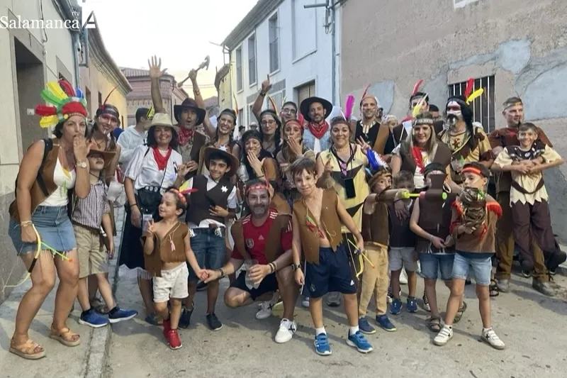 Foto 9 - Colorida y multitudinaria bienvenida a las fiestas de San Roque 2023 en Macotera
