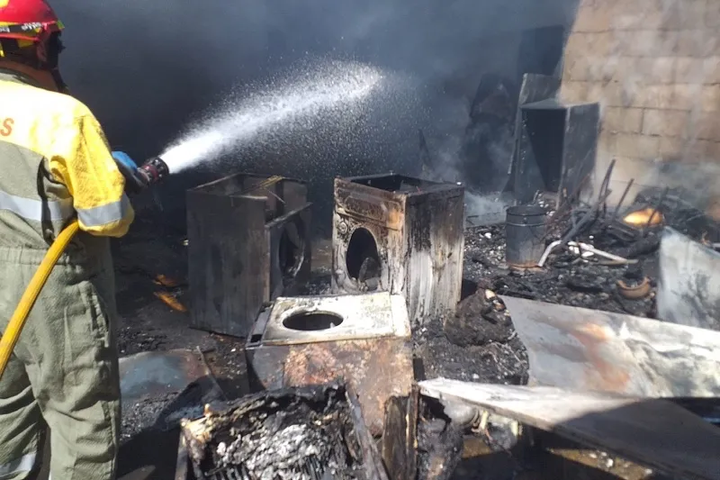 Los Bomberos de Peñaranda sofocan un incendio en Palaciosrubios