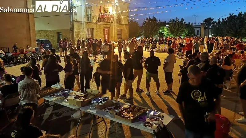 La Plaza Mayor fue escenario de la cena de peñas y de la verbena animada por una disco móvil