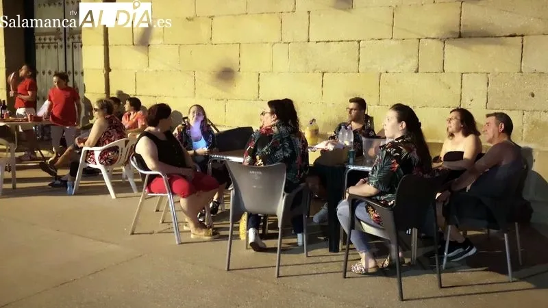 La Plaza Mayor fue escenario de la cena de peñas y de la verbena animada por una disco móvil