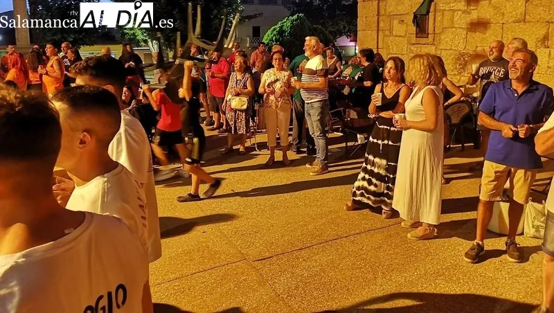 La Plaza Mayor fue escenario de la cena de peñas y de la verbena animada por una disco móvil