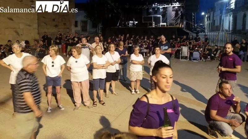 La Plaza Mayor fue escenario de la cena de peñas y de la verbena animada por una disco móvil