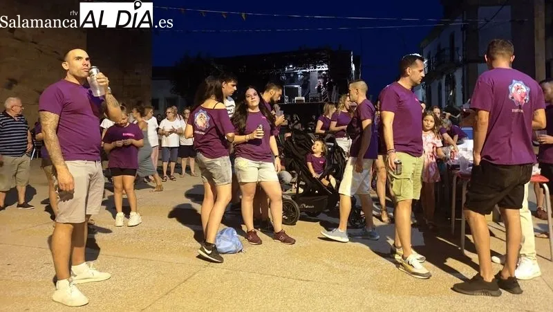 La Plaza Mayor fue escenario de la cena de peñas y de la verbena animada por una disco móvil
