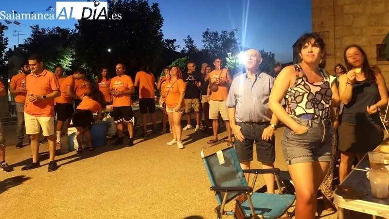 La Plaza Mayor fue escenario de la cena de peñas y de la verbena animada por una disco móvil