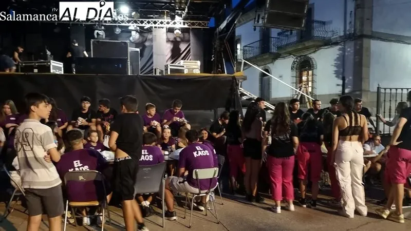 La Plaza Mayor fue escenario de la cena de peñas y de la verbena animada por una disco móvil