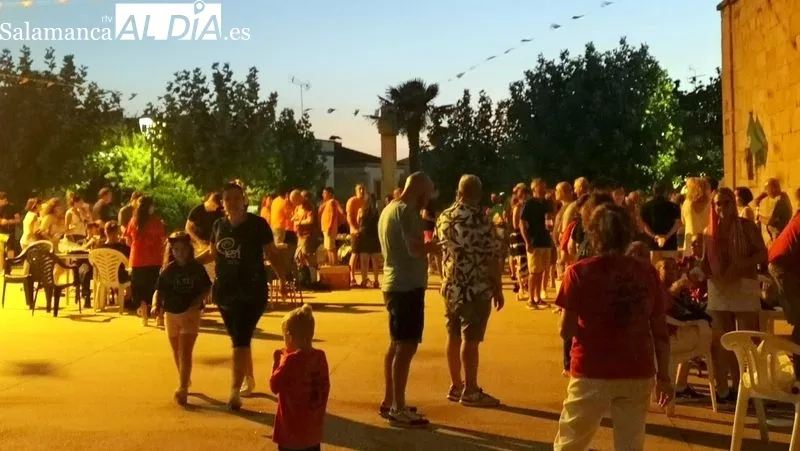 La Plaza Mayor fue escenario de la cena de peñas y de la verbena animada por una disco móvil
