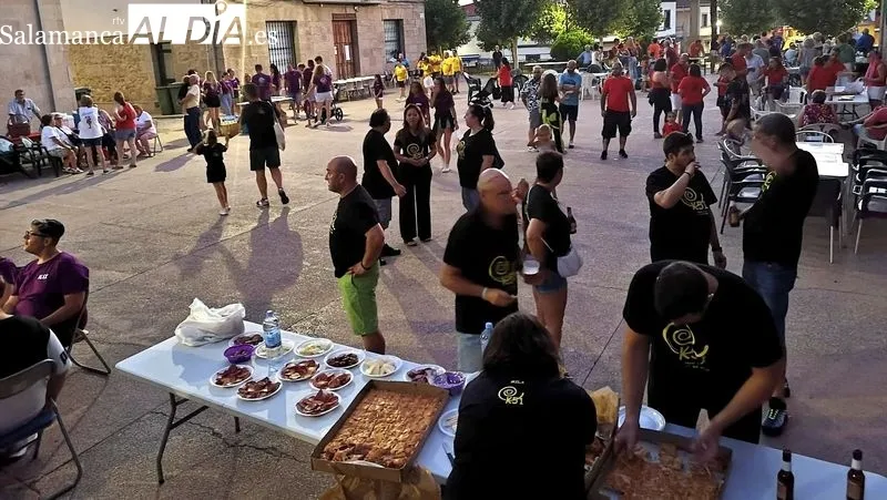 La Plaza Mayor fue escenario de la cena de peñas y de la verbena animada por una disco móvil